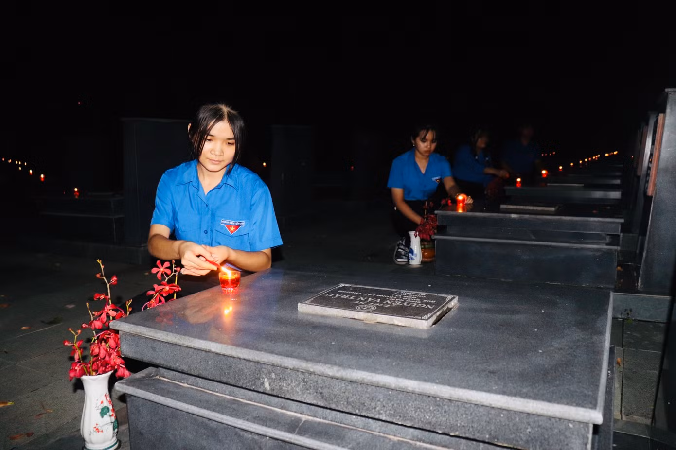 Các bạn đoàn viên, sinh viên thắp nến tri ân tại Nghĩa trang liệt sĩ TP. HCM. (Ảnh: TLTĐ)