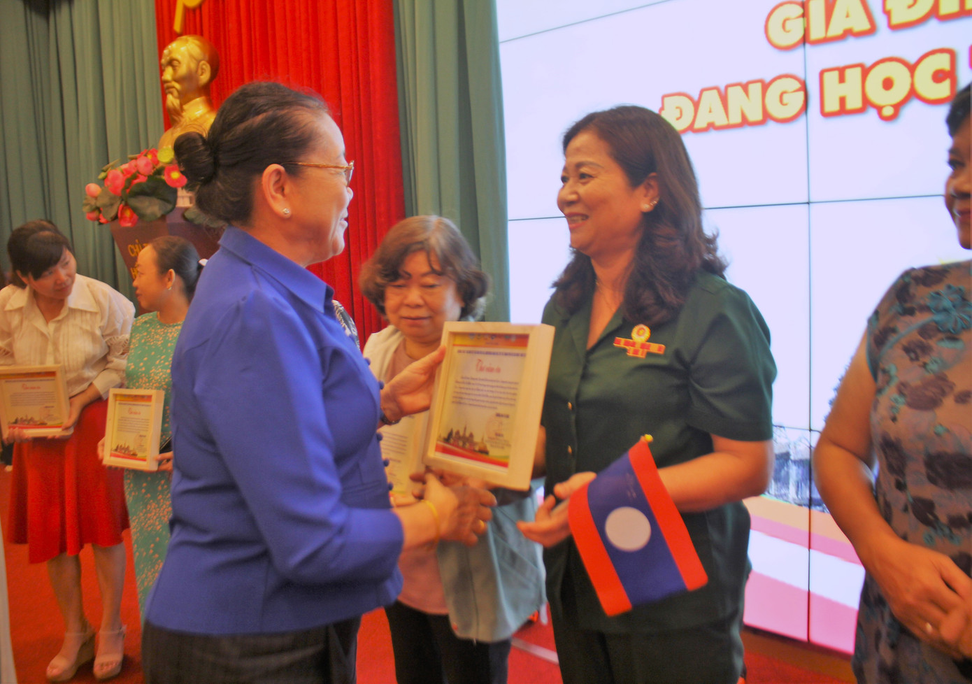 Các gia đình Việt tại TP. HCM nhận du học sinh đã nhận thư cảm ơn từ chương trình. (Ảnh: Minh Đức)