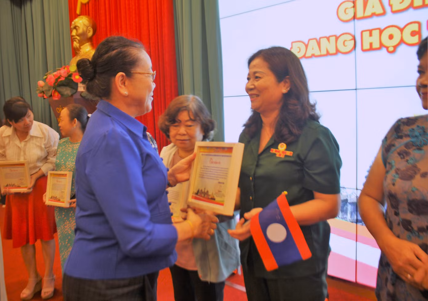 Các gia đình Việt tại TP. HCM nhận du học sinh đã nhận thư cảm ơn từ chương trình. (Ảnh: Minh Đức)