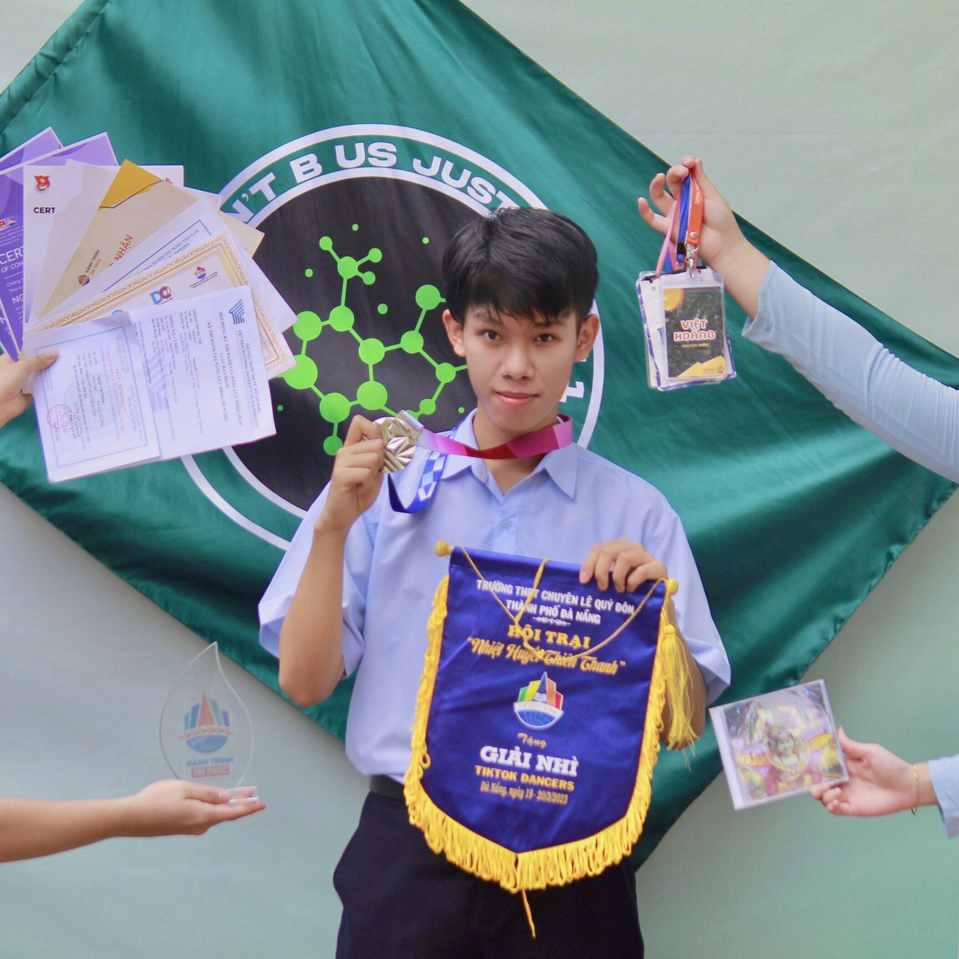 Nam sinh thủ khoa sở hữu nhiều thành tích ngay từ THPT. (Ảnh: NVCC) Nam sinh thủ khoa sở hữu nhiều thành tích ngay từ THPT. (Ảnh: NVCC)