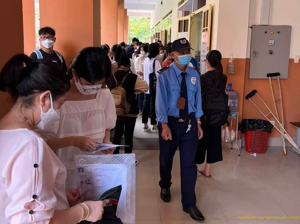 Nhiều tân sinh viên áp lực vì khoản học phí tăng cao so với mọi năm. Nhiều tân sinh viên áp lực vì khoản học phí tăng cao so với mọi năm.