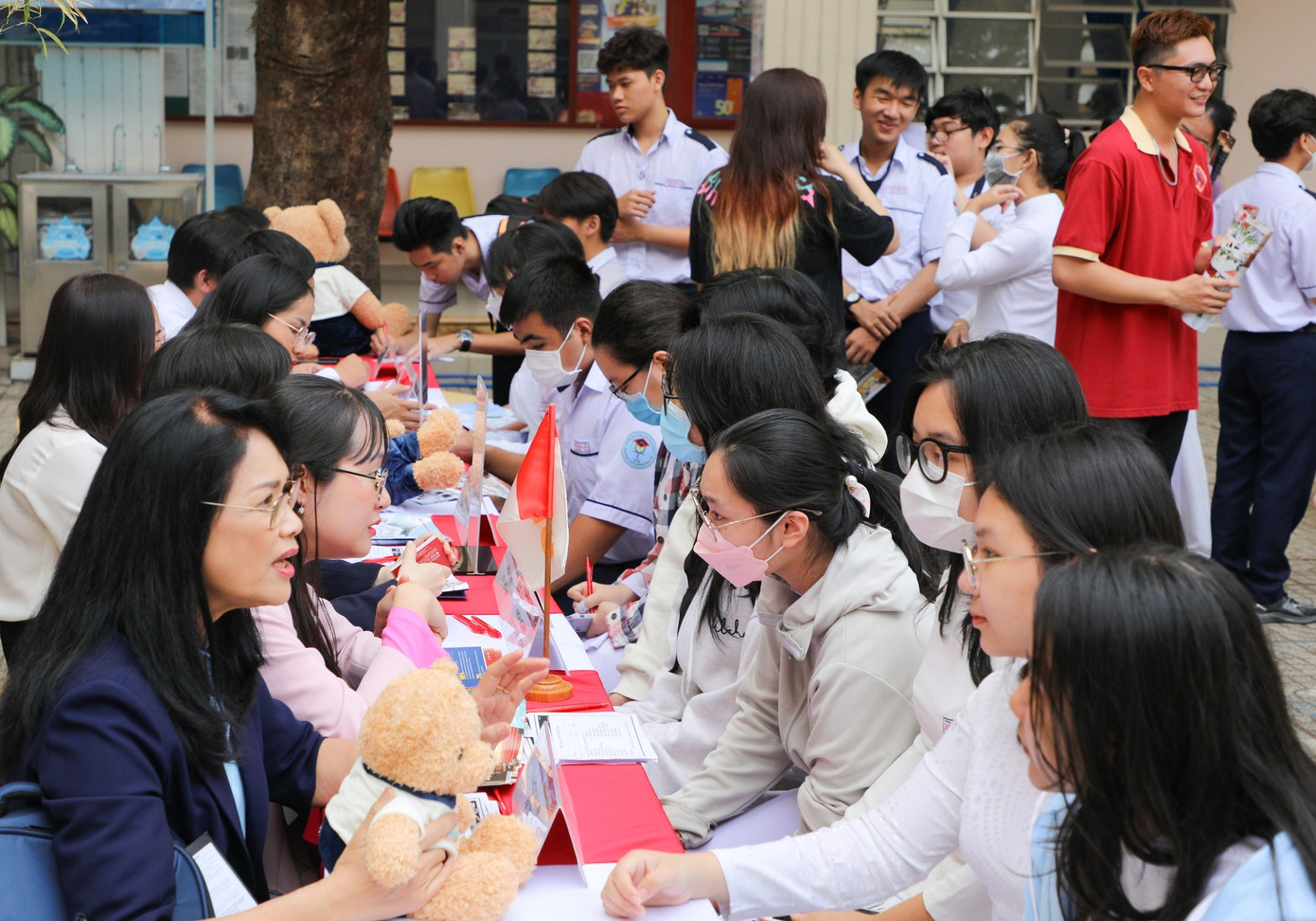 Học sinh phổ thông quan tâm đến nhiều chính sách học bổng của các trường trong mùa tuyển sinh năm 2023. Học sinh phổ thông quan tâm đến nhiều chính sách học bổng của các trường trong mùa tuyển sinh năm 2023.