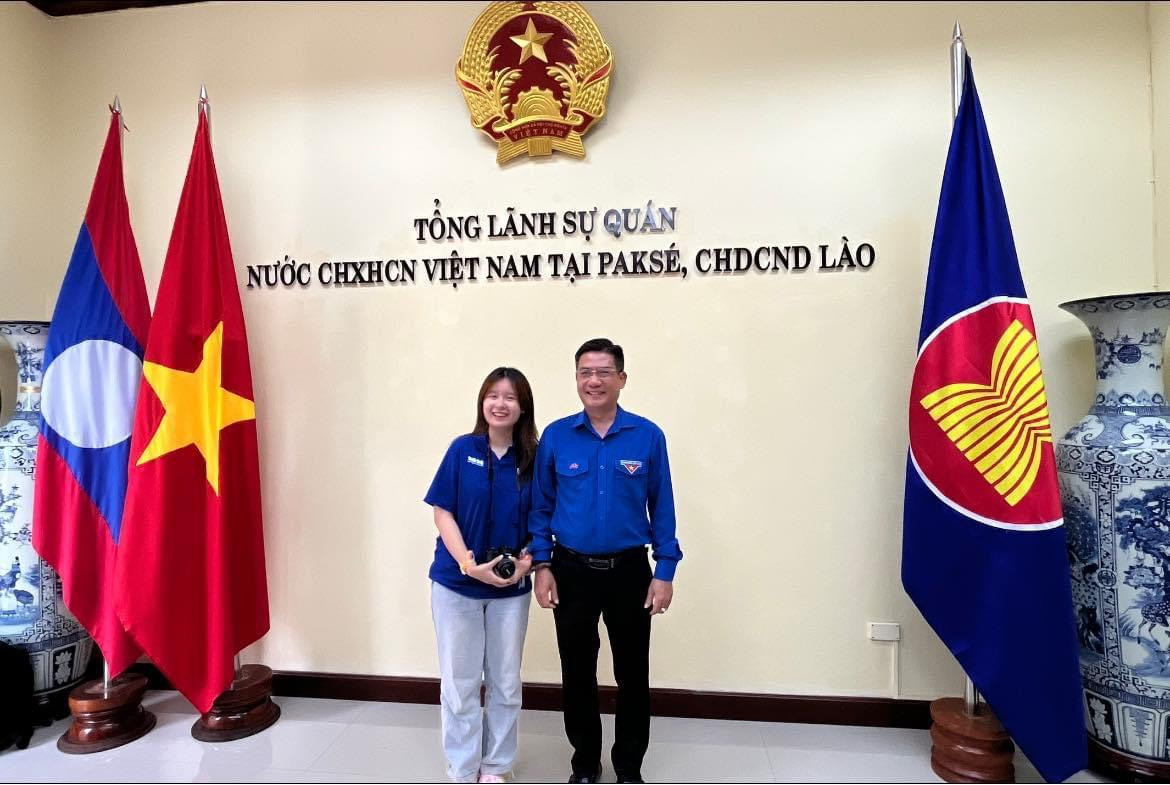 Tú Trinh và ông Nguyễn Văn Trung - Tổng lãnh sự nước CHXHCN Việt Nam tại TP. Pakse, nước CHDCND Lào. Tú Trinh và ông Nguyễn Văn Trung - Tổng lãnh sự nước CHXHCN Việt Nam tại TP. Pakse, nước CHDCND Lào.