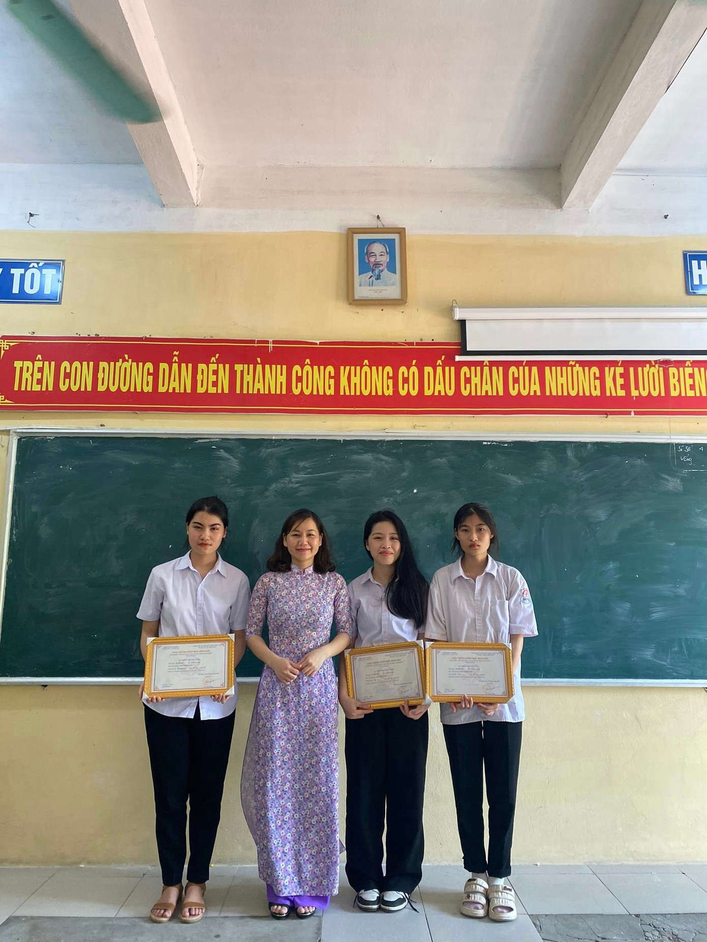 Đan Thanh (thứ hai từ phải sang) từng đoạt giải Nhì môn Ngữ văn tại kỳ thi Học sinh Giỏi cấp tỉnh Nam Định. (Ảnh: Lương Nguyễn Thị) Đan Thanh (thứ hai từ phải sang) từng đoạt giải Nhì môn Ngữ văn tại kỳ thi Học sinh Giỏi cấp tỉnh Nam Định. (Ảnh: Lương Nguyễn Thị)