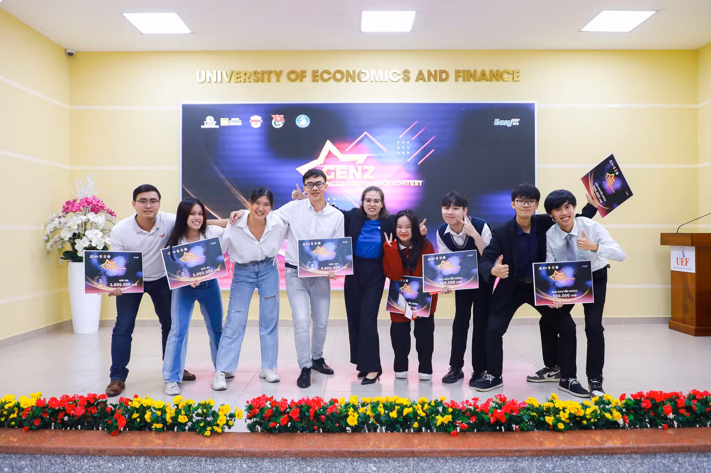 Tấn Đạt (thứ tư, từ trái sang) tại cuộc thi Hùng biện tiếng Anh trường ĐH Kinh tế Tài chính. (Ảnh: NVCC)