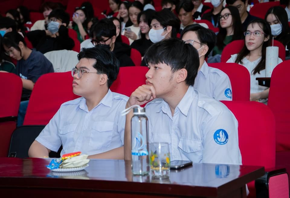 Rất đông các bạn sinh viên tham dự buổi talkshow. Rất đông các bạn sinh viên tham dự buổi talkshow.