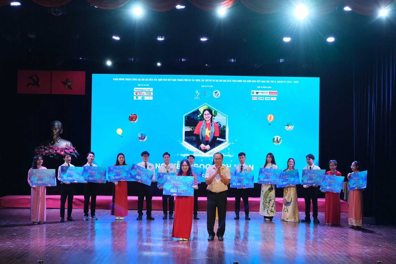 Nguyễn Ngọc Bích Loan (trường ĐH Tôn Đức Thắng) giành giải Nhất cuộc thi. Nguyễn Ngọc Bích Loan (trường ĐH Tôn Đức Thắng) giành giải Nhất cuộc thi.