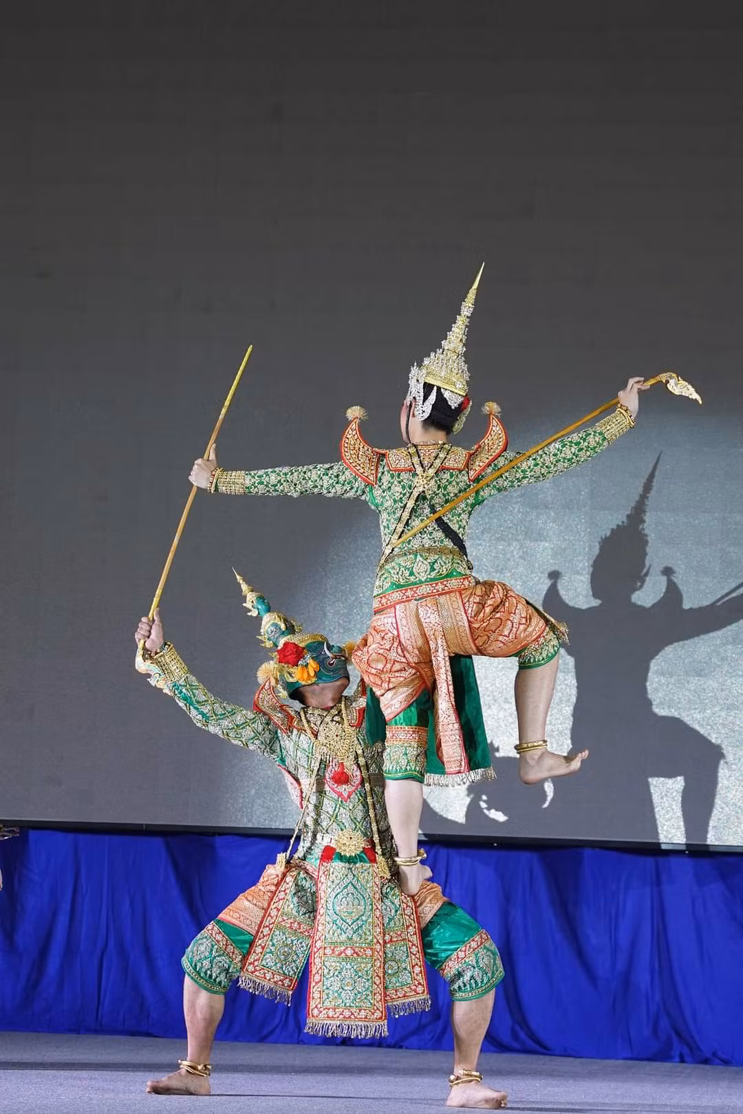 Những bộ trang phục màu vàng tinh xảo với những chiếc mũ đội đầu trong màn biểu diễn cổ điển Thái Lan.