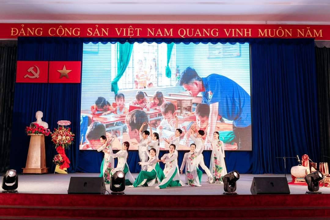 Tiết mục Việt Nam trong tôi là... với các nội dung ca từ về tình yêu với quê hương, ca ngợi những nét đẹp của con người và đất nước Việt Nam thân yêu. Tiết mục Việt Nam trong tôi là... với các nội dung ca từ về tình yêu với quê hương, ca ngợi những nét đẹp của con người và đất nước Việt Nam thân yêu.