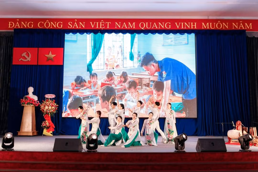 Tiết mục Việt Nam trong tôi là... với các nội dung ca từ về tình yêu với quê hương, ca ngợi những nét đẹp của con người và đất nước Việt Nam thân yêu.