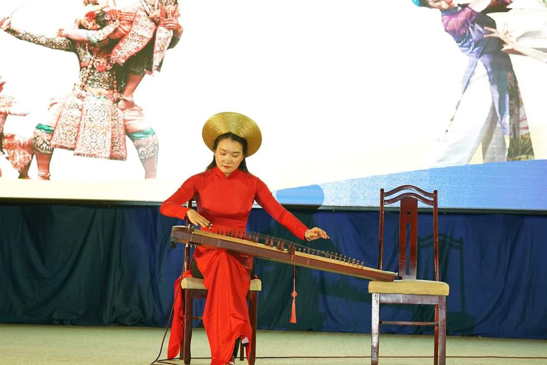 Nghệ sĩ Hải Yến độc tấu tác phẩm Sang Xuân do NSND Phương Bảo sáng tác. Nghệ sĩ Hải Yến độc tấu tác phẩm Sang Xuân do NSND Phương Bảo sáng tác.