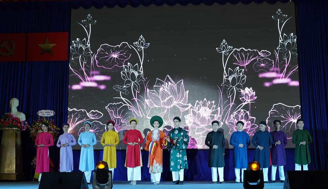 Bộ sưu tập áo dài ngũ thân của nhà thiết kế Năm Tuyền. Bộ sưu tập áo dài ngũ thân của nhà thiết kế Năm Tuyền.