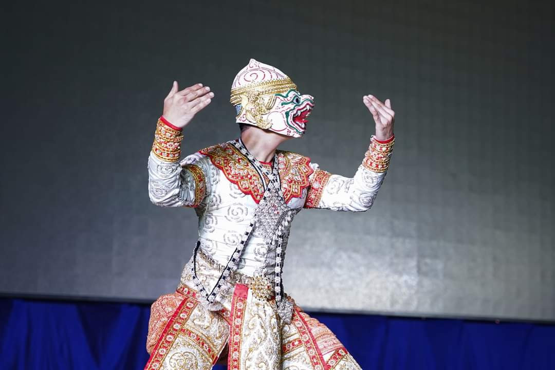 Câu chuyện được các nghệ sĩ Thái Lan kể dựa trên Sử thi Ấn Độ "Ramayana". Câu chuyện được các nghệ sĩ Thái Lan kể dựa trên Sử thi Ấn Độ "Ramayana".