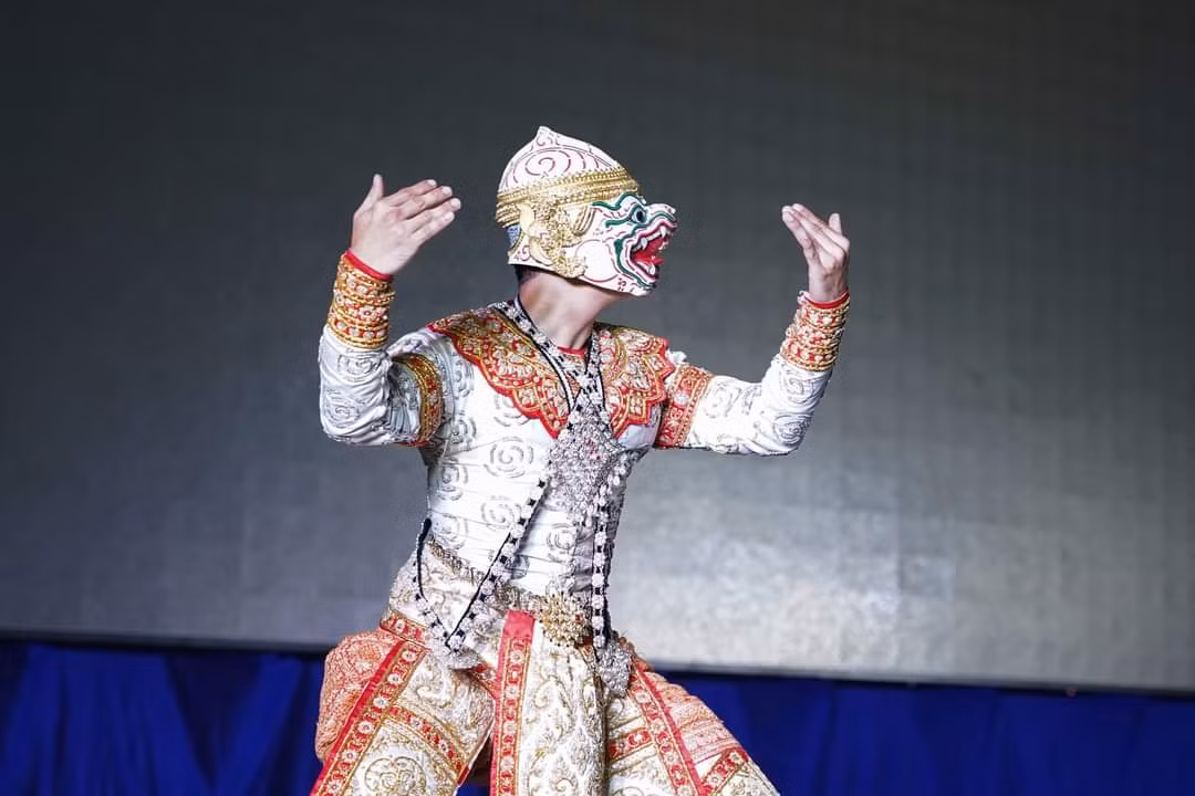 Câu chuyện được các nghệ sĩ Thái Lan kể dựa trên Sử thi Ấn Độ "Ramayana".