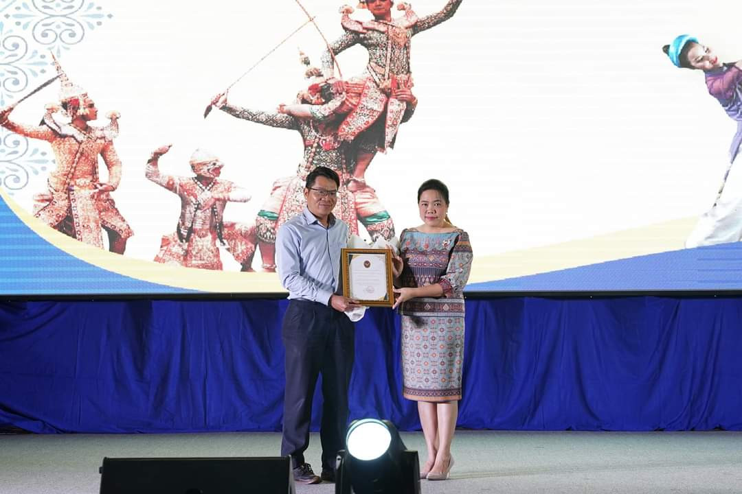 Đại diện cho Ban Tổ chức chương trình, bà Wiraka Moodhtaporn trao quà tri ân tới PGS.TS. Lê Văn Thăng - Phó Hiệu trưởng trường ĐH Bách khoa (ĐHGQ TP. HCM). Đại diện cho Ban Tổ chức chương trình, bà Wiraka Moodhtaporn trao quà tri ân tới PGS.TS. Lê Văn Thăng - Phó Hiệu trưởng trường ĐH Bách khoa (ĐHGQ TP. HCM).