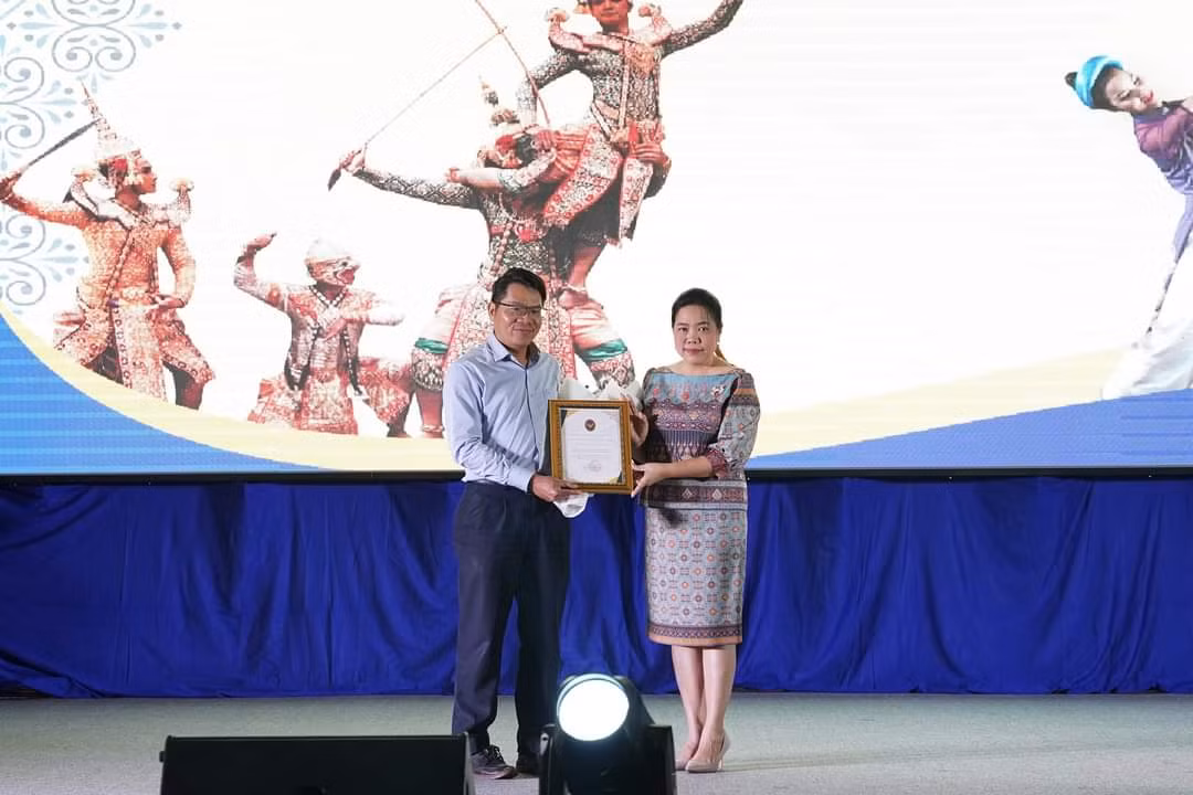 Đại diện cho Ban Tổ chức chương trình, bà Wiraka Moodhtaporn trao quà tri ân tới PGS.TS. Lê Văn Thăng - Phó Hiệu trưởng trường ĐH Bách khoa (ĐHGQ TP. HCM).
