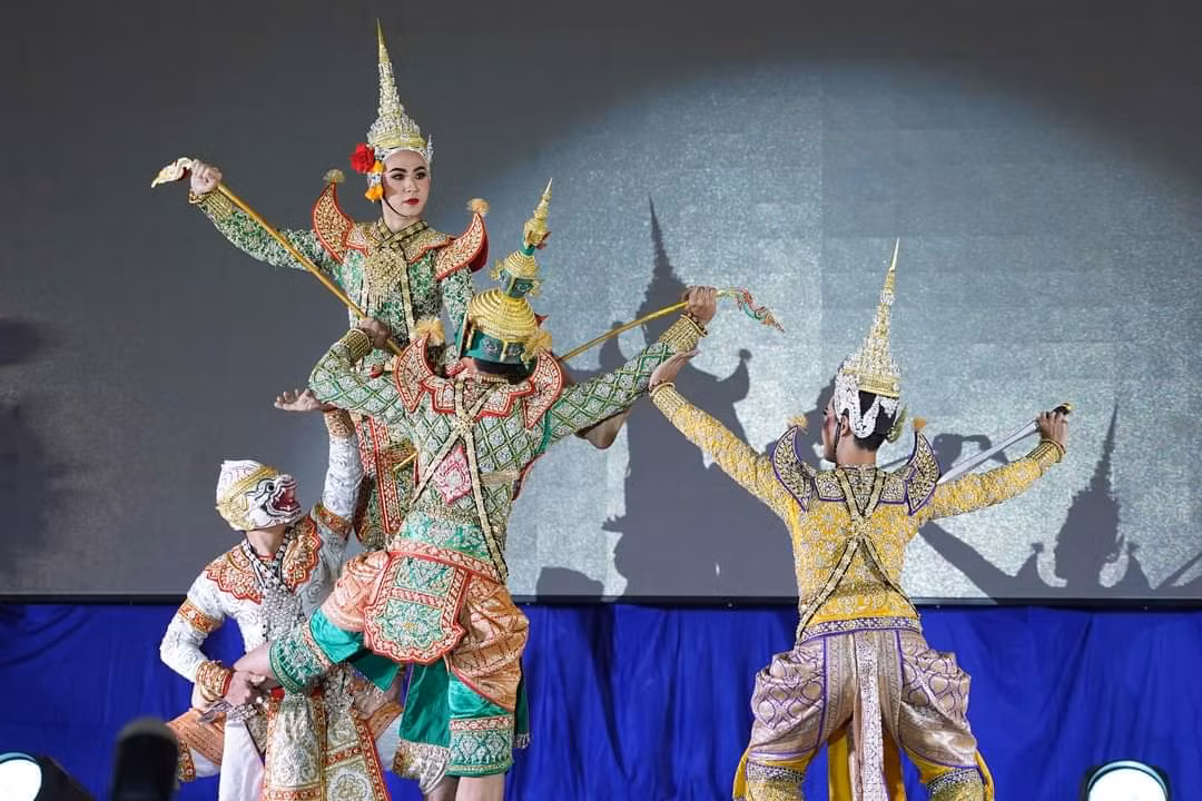 Loại hình múa này được gọi là "Khon" hay "Kịch múa đeo mặt nạ". Câu chuyện được kể qua điệu múa này dựa trên Sử thi Ấn Độ "Ramayana".
