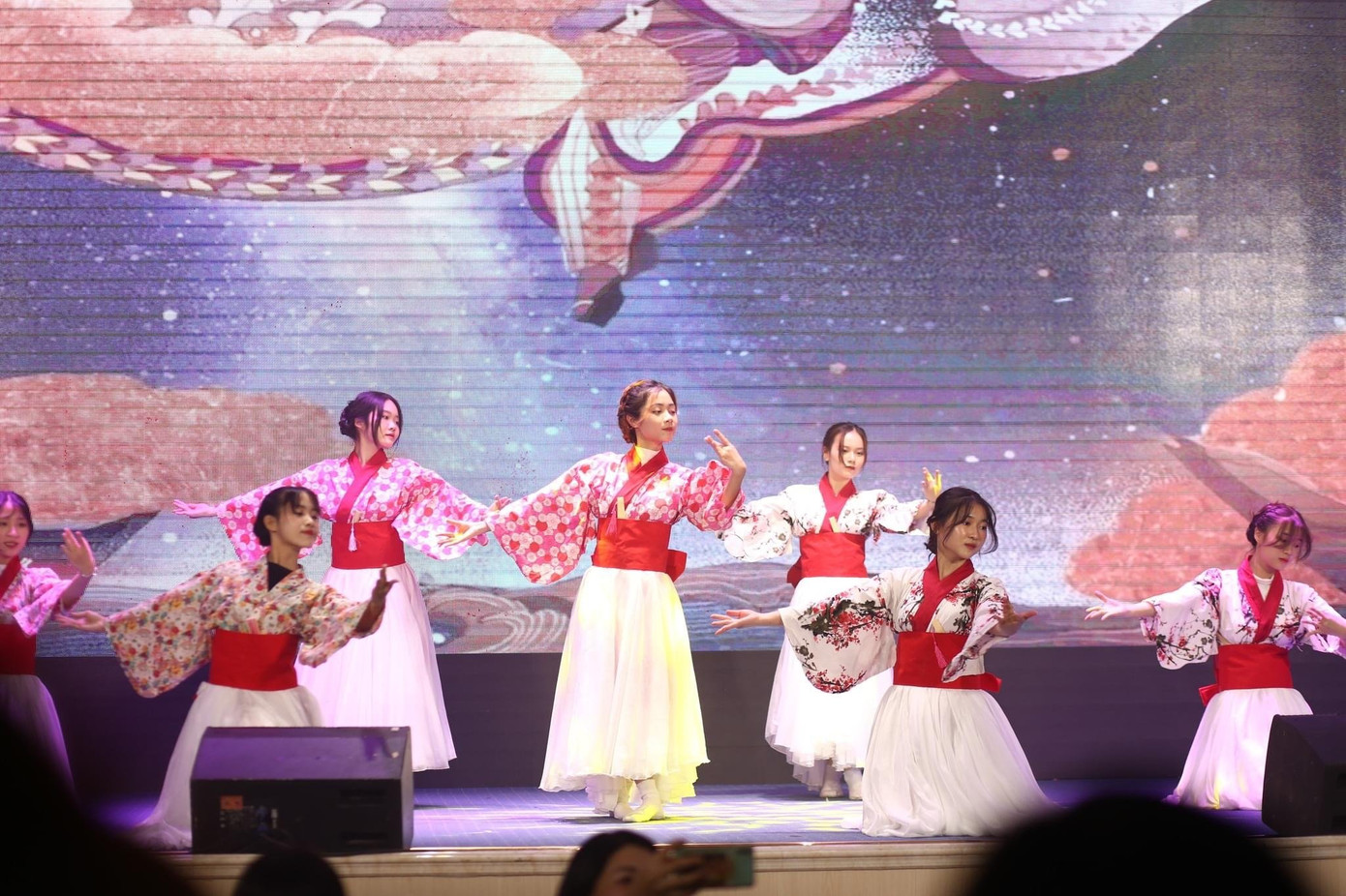 Đêm văn nghệ khai mạc diễn ra với nhiều tiết mục đặc sắc.