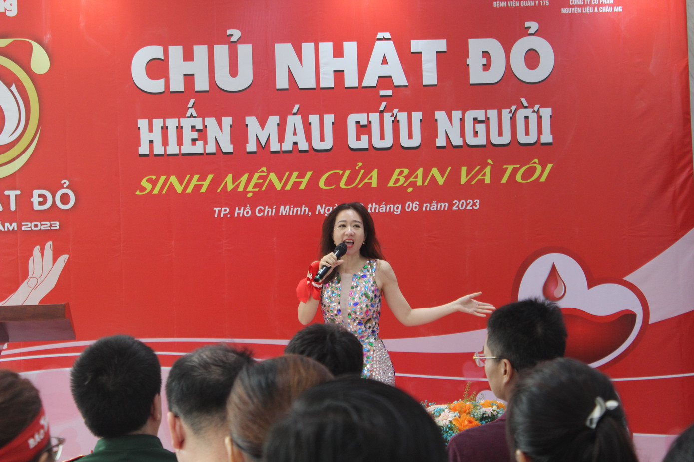 Ca sĩ Khánh Vy cũng góp vui cùng chương trình bằng 2 ca khúc sôi động.