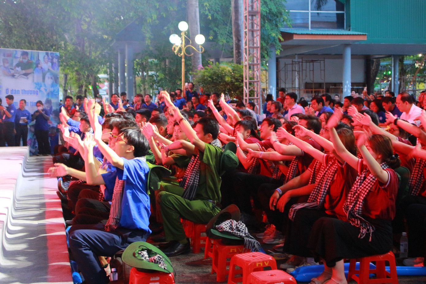 Sinh viên tình nguyện TP. HCM tham gia đêm hội quân ngày 6/8 tại Công viên Văn hóa Đầm Sen.