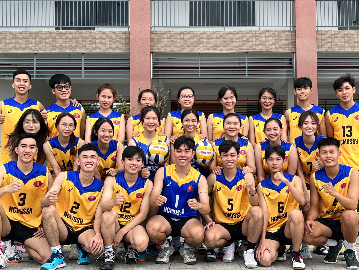 CLB Bóng chuyền Nhân văn - USSH Volleyball Club, nơi nuôi dưỡng đam mê của Thiên Ân. CLB Bóng chuyền Nhân văn - USSH Volleyball Club, nơi nuôi dưỡng đam mê của Thiên Ân.