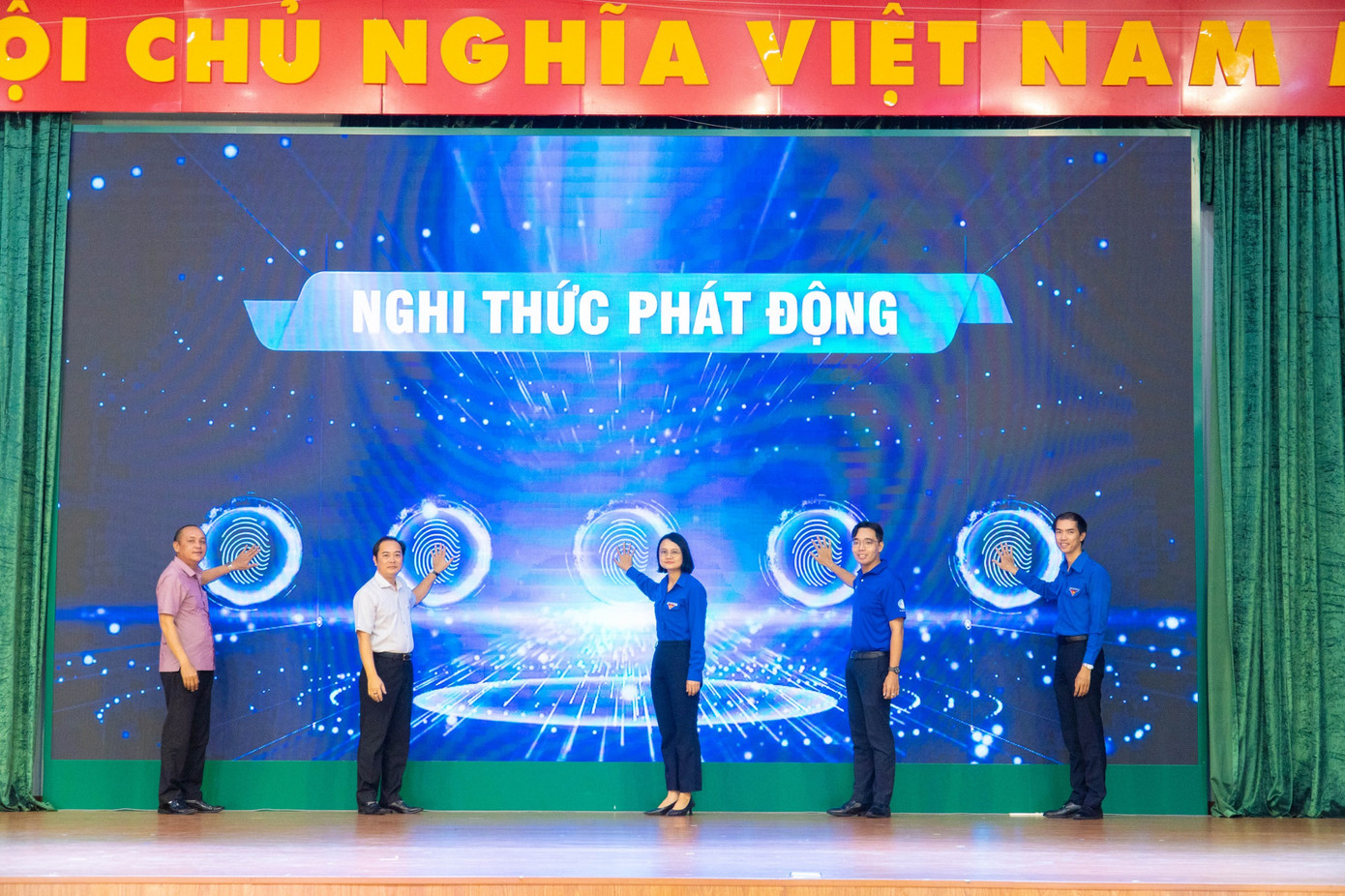 Nghi thức khởi động hoạt động cao điểm “Chiến sĩ tình nguyện tham gia chuyển đổi số” năm 2023 đã diễn ra tại trụ sở UBND huyện Bình Chánh.