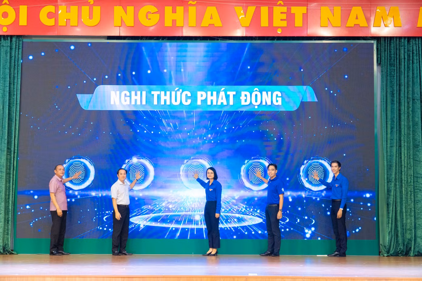 Nghi thức khởi động hoạt động cao điểm “Chiến sĩ tình nguyện tham gia chuyển đổi số” năm 2023 đã diễn ra tại trụ sở UBND huyện Bình Chánh. Nghi thức khởi động hoạt động cao điểm “Chiến sĩ tình nguyện tham gia chuyển đổi số” năm 2023 đã diễn ra tại trụ sở UBND huyện Bình Chánh.