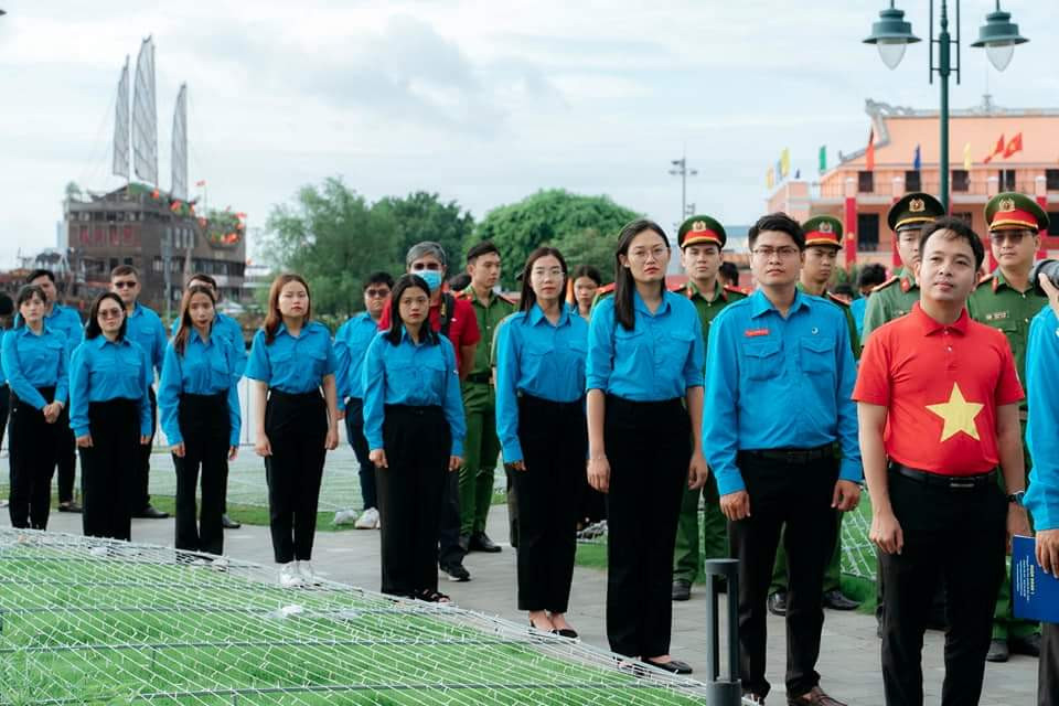 Đoàn viên, thanh niên tham gia Lễ chào cờ và phát động cao điểm hành trình “Tôi yêu Tổ quốc tôi” đợt 3, năm 2023 tại Cột cờ Thủ Ngữ (Q. 1).