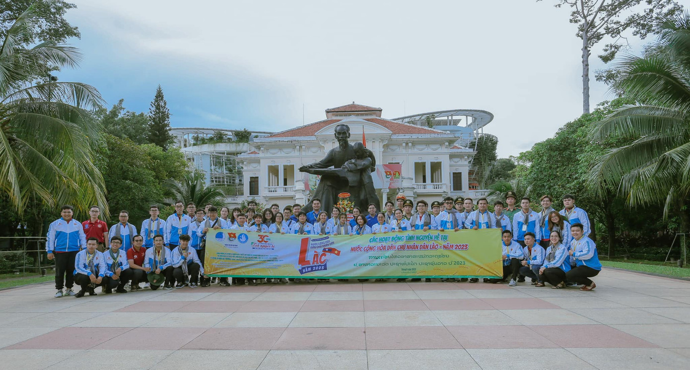 Đội hình sinh viên tình nguyện tại mặt trận Nước Cộng hoà Dân chủ Nhân dân Lào. Đội hình sinh viên tình nguyện tại mặt trận Nước Cộng hoà Dân chủ Nhân dân Lào.