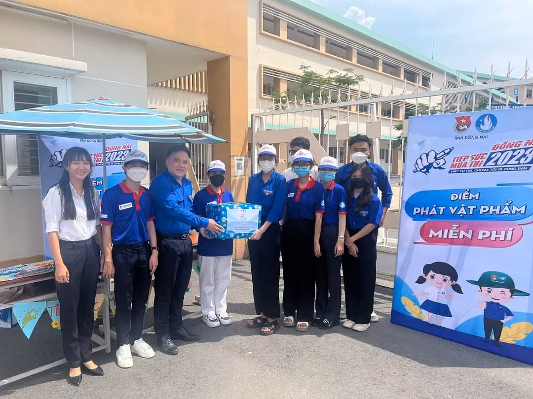Tỉnh Đoàn Đồng Nai thăm và tặng quà các chiến sĩ "Tiếp sức mùa thi" tại các địa điểm thi.