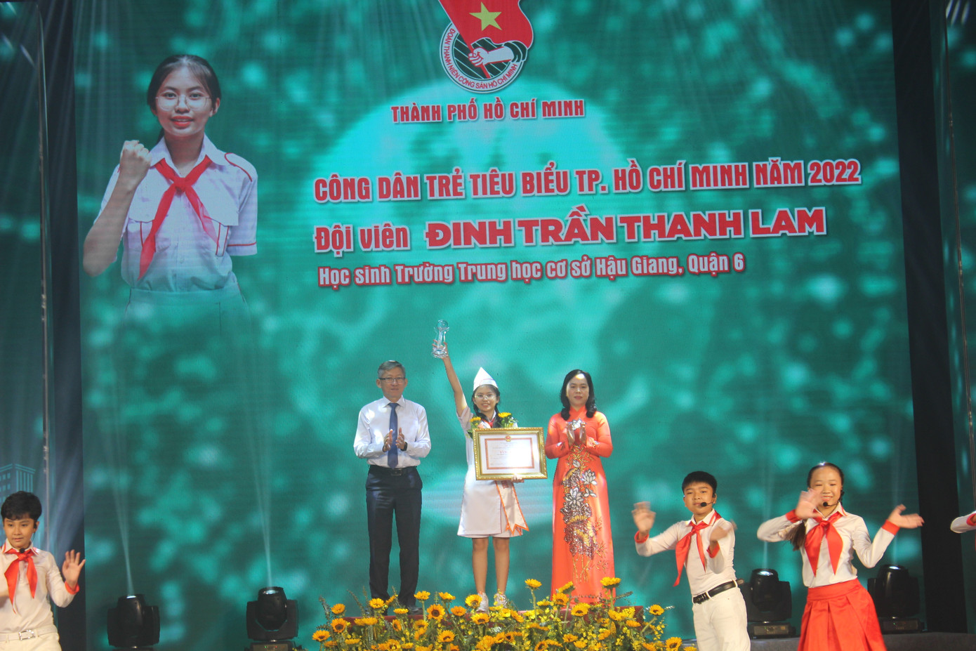 Em Đinh Trần Thanh Lam, Học sinh Trường THCS Hậu Giang, quận 6 là một trong 12 công dân trẻ tiêu biểu được tuyên dương trong dịp này.