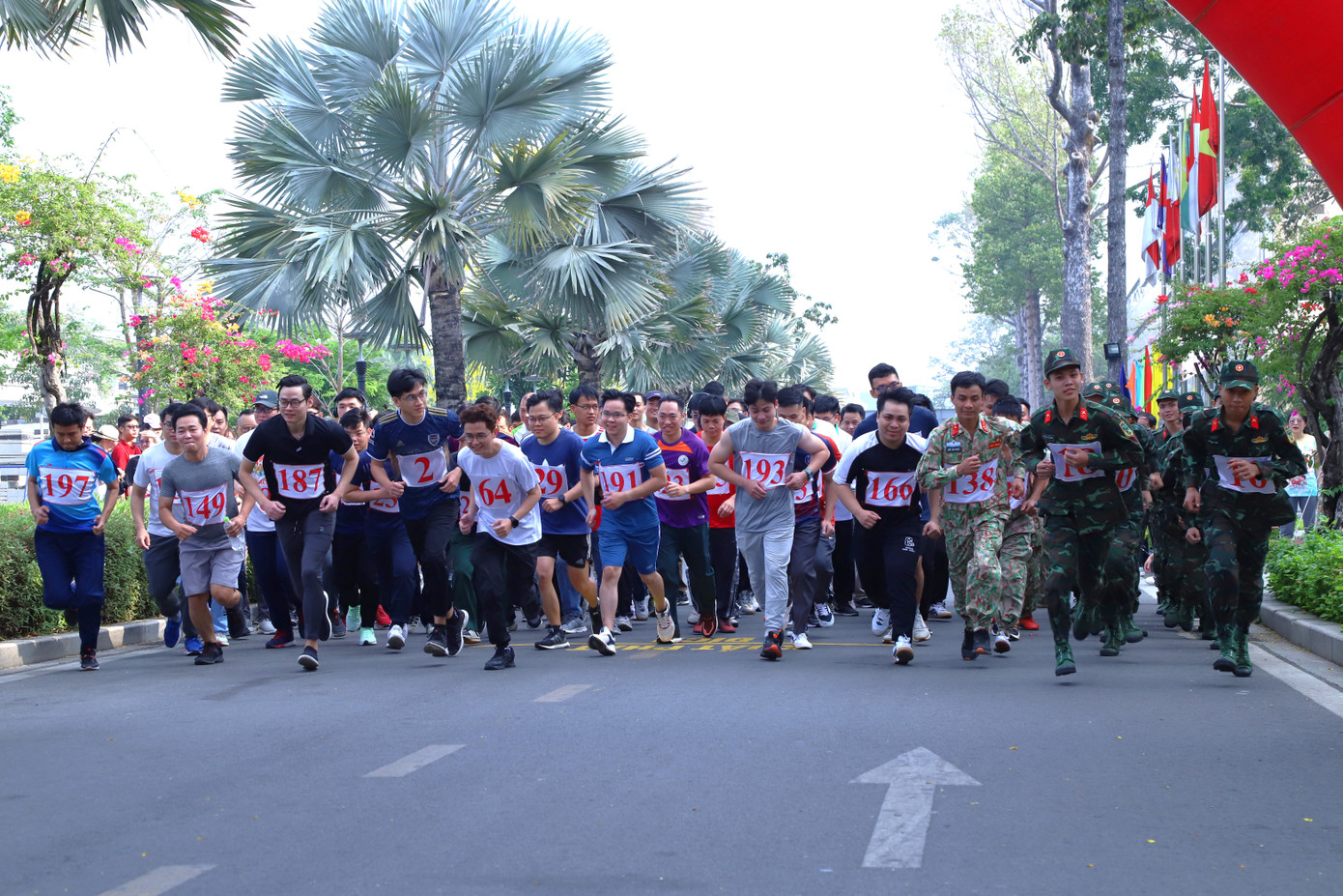 Ngày chạy thu hút hơn 300 vận động viên là cán bộ, công nhân viên, người lao động của Bệnh viện Quân y 175. Ngày chạy thu hút hơn 300 vận động viên là cán bộ, công nhân viên, người lao động của Bệnh viện Quân y 175.