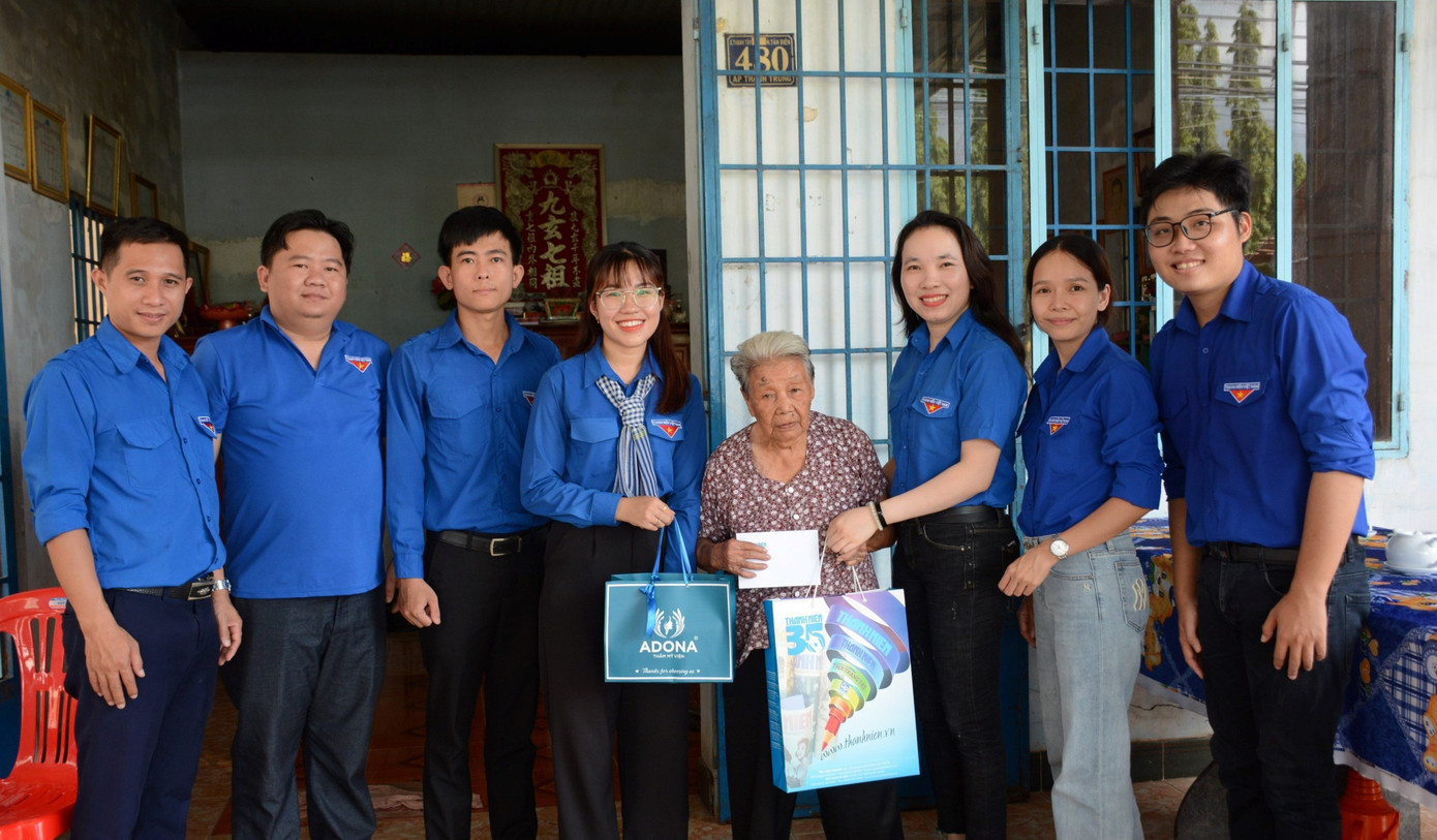Đoàn thăm và tặng quà mẹ Mẹ Việt Nam anh hùng Phan Thị Hợi.
