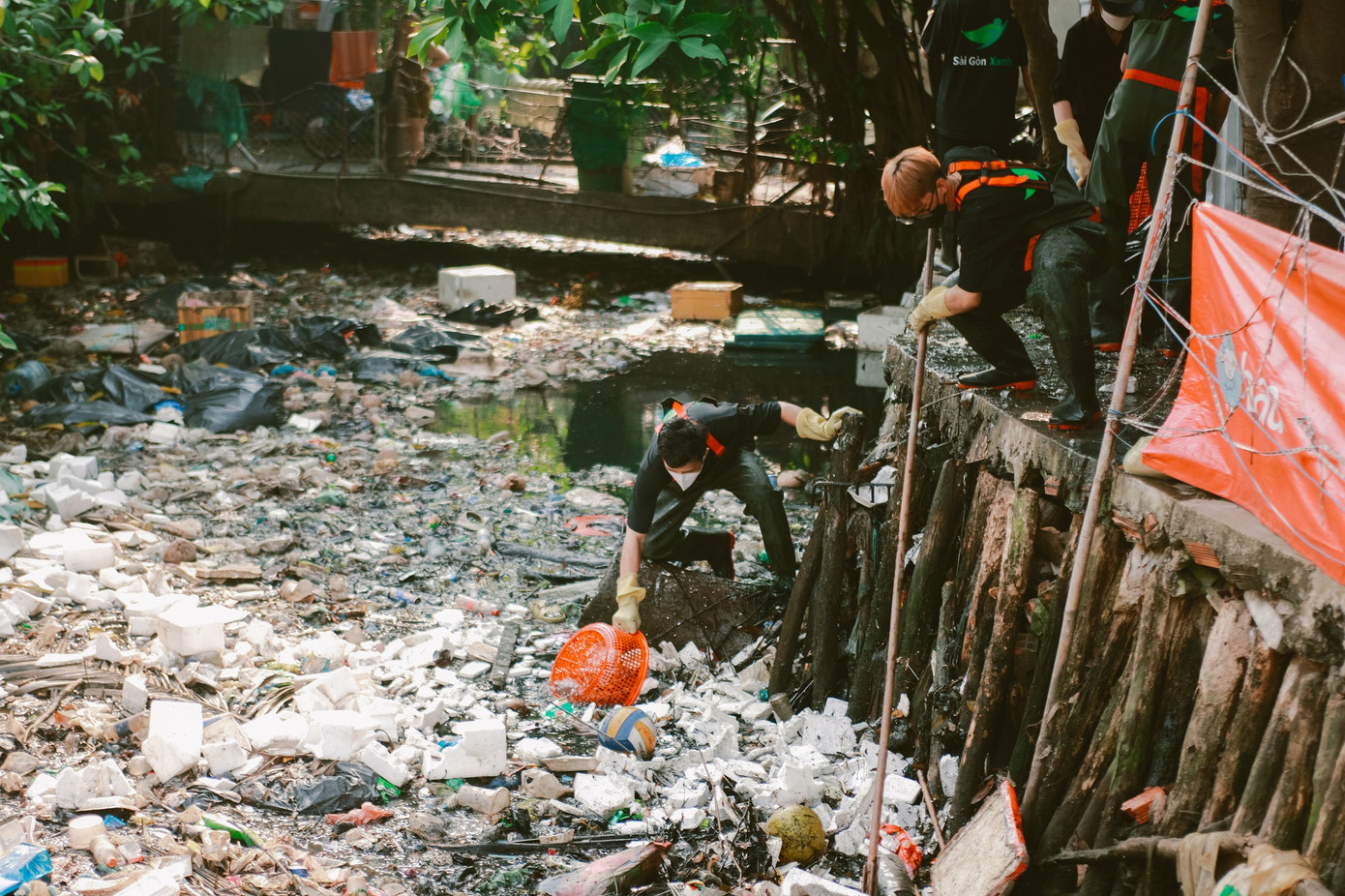 Nhóm thực hiện công việc vớt rác tại kênh Hy Vọng (Q. Tân Bình). Nhóm thực hiện công việc vớt rác tại kênh Hy Vọng (Q. Tân Bình).