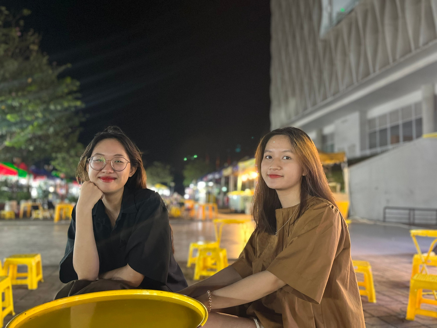 Kim Hằng và Phương Trinh đang rất hào hứng với chuyến đi sắp tới của mình. Kim Hằng và Phương Trinh đang rất hào hứng với chuyến đi sắp tới của mình.