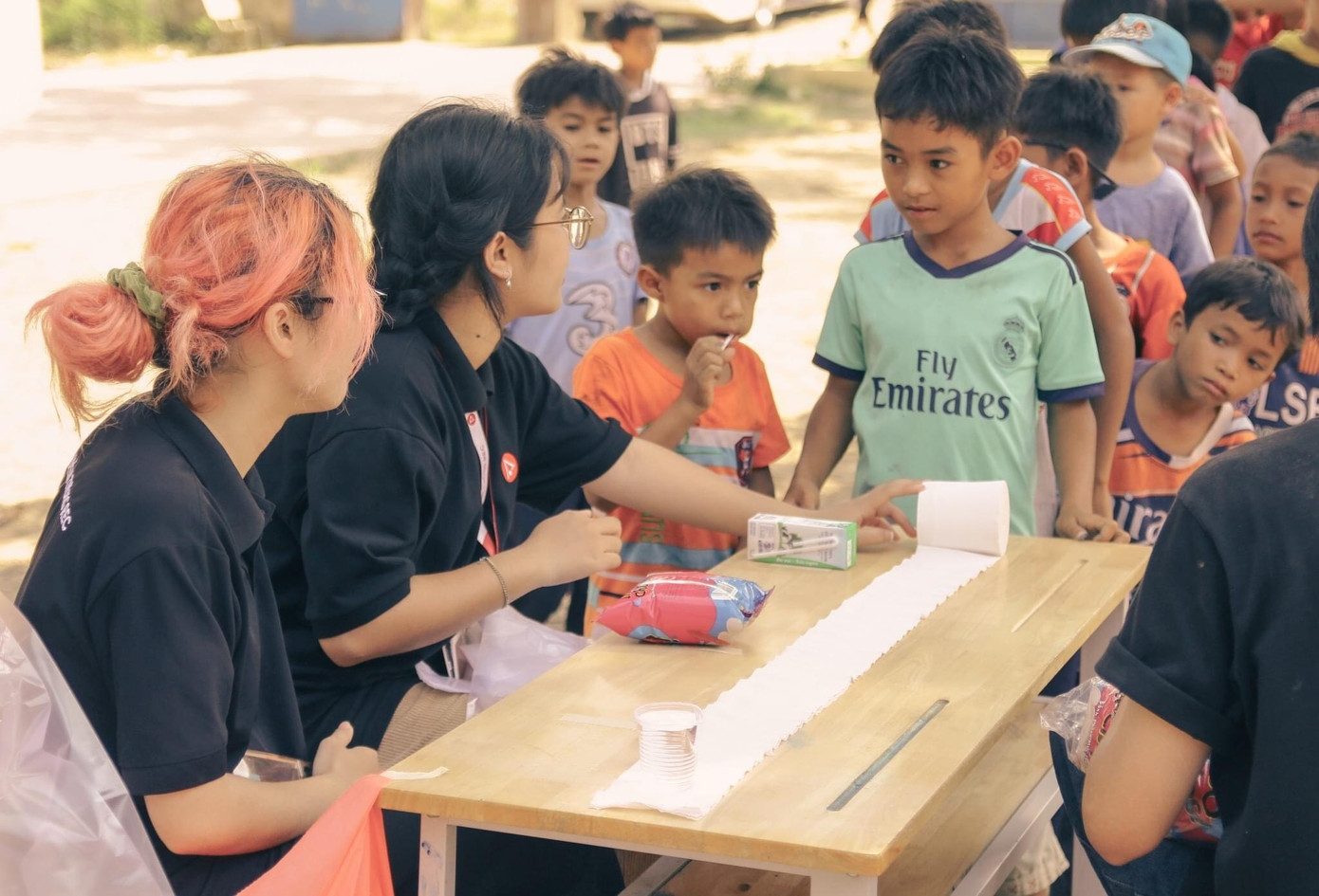 Các em học sinh tham gia trò chơi cùng CLB. (Ảnh: CLB Truyền thông REC).