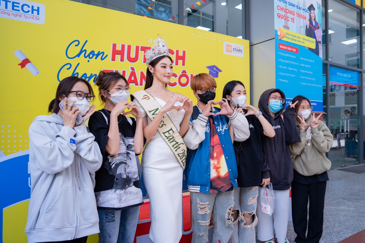 Các bạn sinh viên hào hứng tham gia chương trình để được gặp gỡ và giao lưu với đương kim Hoa hậu Trái Đất 2022. Các bạn sinh viên hào hứng tham gia chương trình để được gặp gỡ và giao lưu với đương kim Hoa hậu Trái Đất 2022.