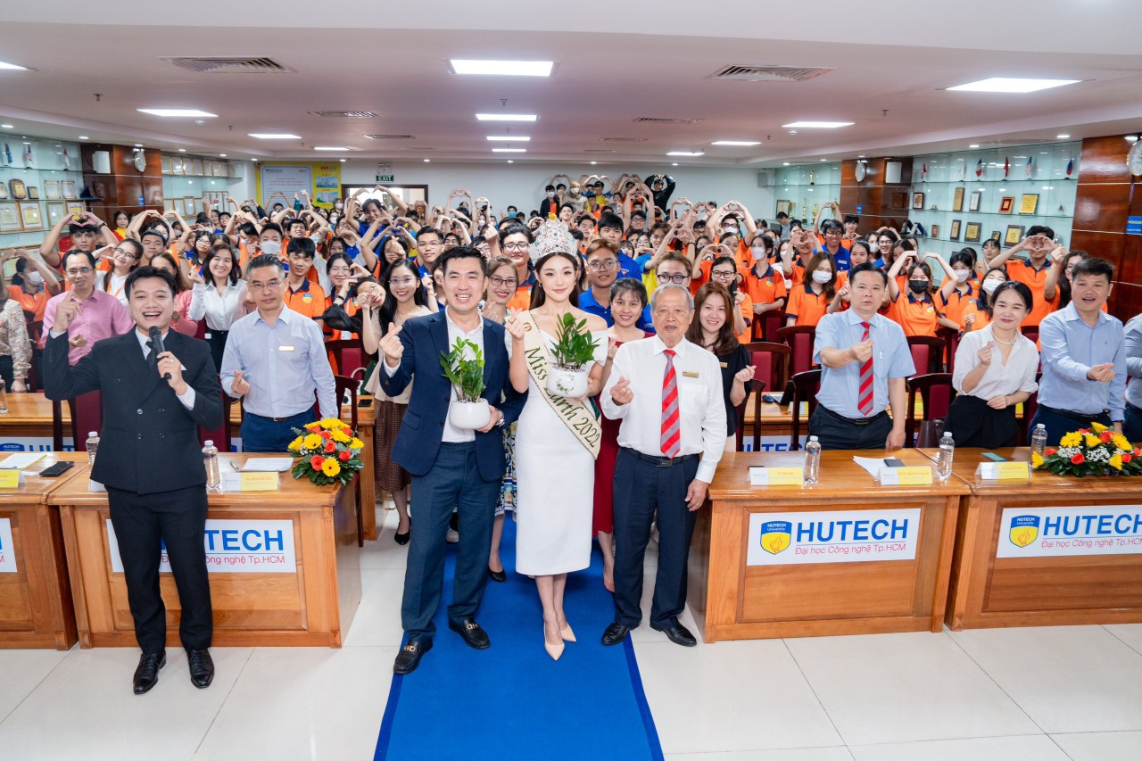 Mina trong chuyến công tác lần đầu tại Việt Nam. Mina trong chuyến công tác lần đầu tại Việt Nam.