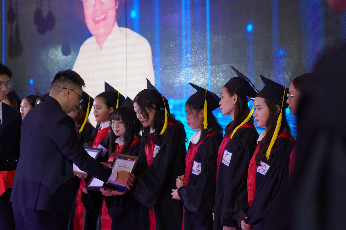 500 tân cử nhân nhận bằng tốt nghiệp trong dịp này, trong đó có 50 sinh viên được nhận học bổng Nguyễn Thị Bội Quỳnh. 500 tân cử nhân nhận bằng tốt nghiệp trong dịp này, trong đó có 50 sinh viên được nhận học bổng Nguyễn Thị Bội Quỳnh.