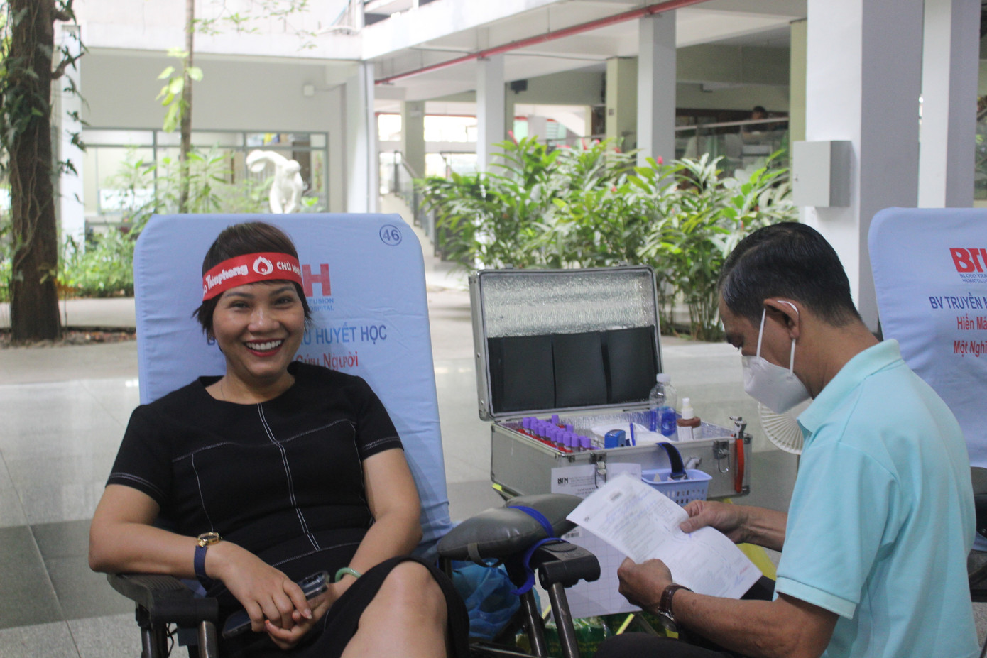 Cùng tham gia hiến máu, cô Nguyễn Thị Thảo Trang – Ủy viên Ban Thường vụ Đảng ủy, Trưởng phòng Hành chính tổng hợp bày tỏ: “Công tác hiến máu nhân đạo là hoạt động rất ý nghĩa. Tất cả các hoạt động hiến máu tình nguyện tại trường tôi đều tham gia. Cũng là cựu cán bộ Đoàn, biết thông tin chương trình hiến máu Chủ nhật Đỏ được phát động bởi Đoàn trường tôi rất hào hứng. Tôi mong rằng hoạt động này cần duy trì thường xuyên để sinh viên được tham gia và nêu cao tinh thần sống sẻ chia&quot;, cô Trang chia sẻ.