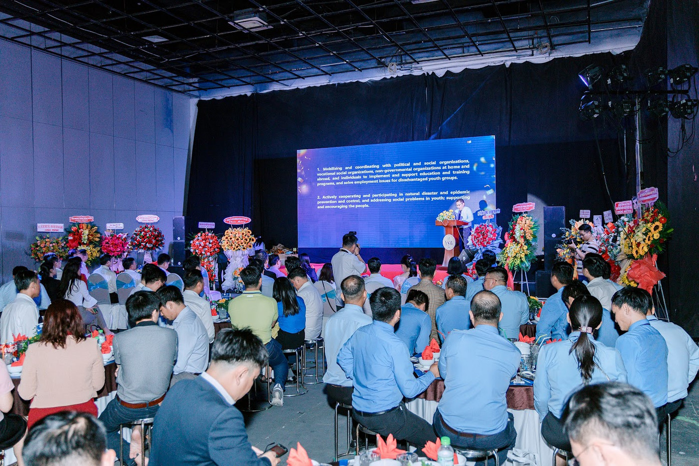 Rất đông khách mời cùng về dự lễ kỉ niệm 29 năm thành lập trung tâm.