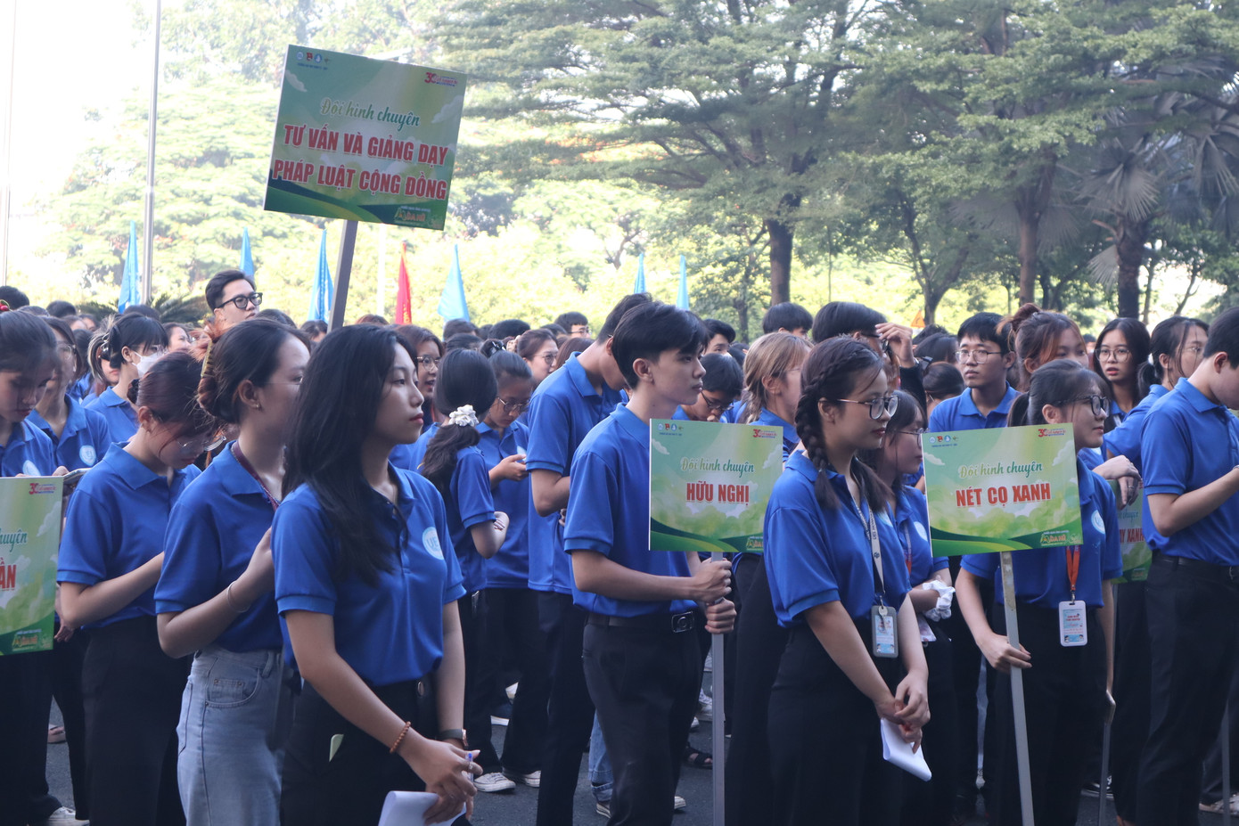 Các bạn sinh viên tình nguyện tại buổi Lễ ra quân.