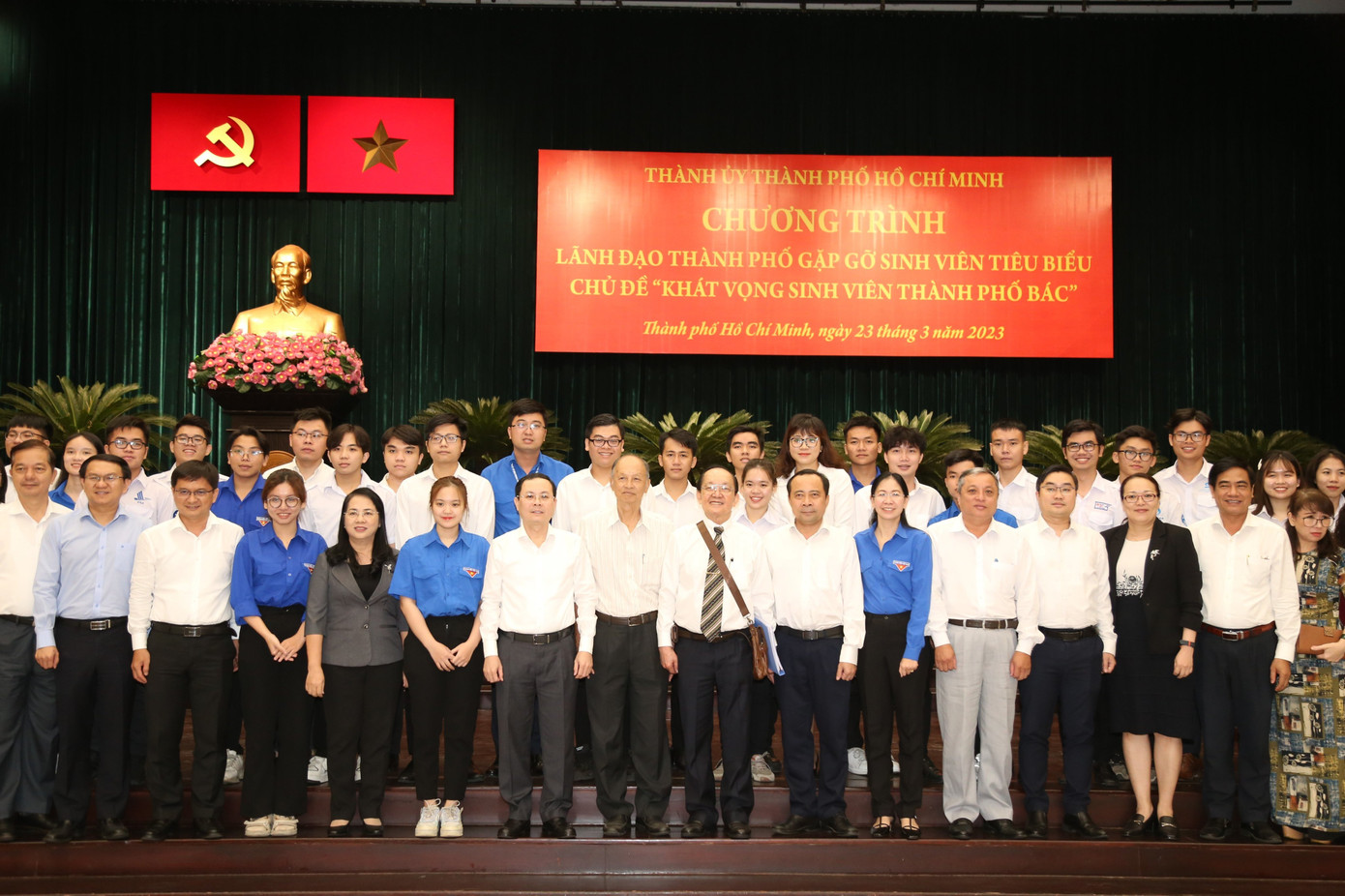 Các bạn sinh viên tiêu biểu cùng chụp ảnh với lãnh đạo TP. HCM.