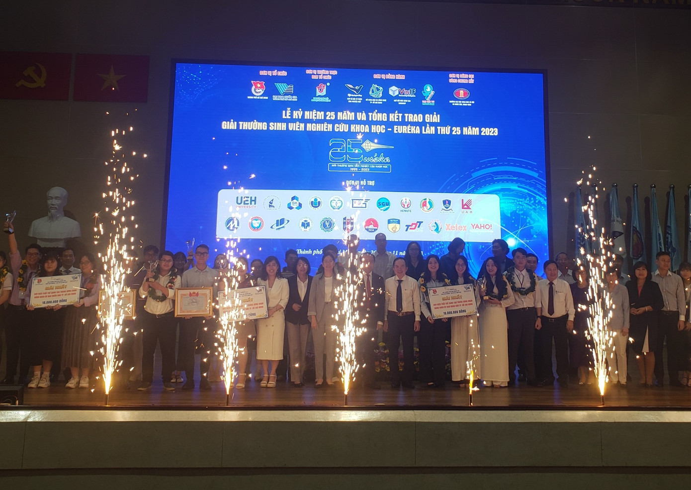 178 đề tài xuất sắc nhất đã được trao giải Giải thưởng Sinh viên Nghiên cứu Khoa học Euréka lần thứ 25, năm 2023. 178 đề tài xuất sắc nhất đã được trao giải Giải thưởng Sinh viên Nghiên cứu Khoa học Euréka lần thứ 25, năm 2023.