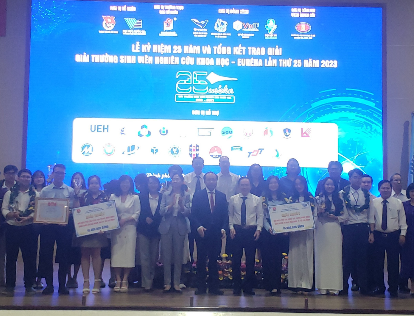 Nhiều giải pháp nghiên cứu của sinh viên đã được chuyển giao cho các doanh nghiệp, đơn vị trong buổi tổng kết trao giải. Nhiều giải pháp nghiên cứu của sinh viên đã được chuyển giao cho các doanh nghiệp, đơn vị trong buổi tổng kết trao giải.