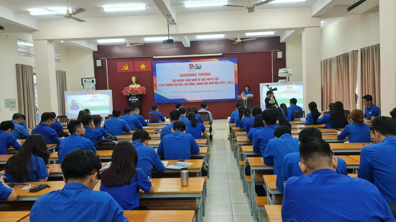 Đông đảo Bí thư, Phó Bí thư các trường đại học, cao đẳng, trung cấp trên địa bàn TP. HCM tham gia chương trình. (Ảnh: TLTĐ) Đông đảo Bí thư, Phó Bí thư các trường đại học, cao đẳng, trung cấp trên địa bàn TP. HCM tham gia chương trình. (Ảnh: TLTĐ)