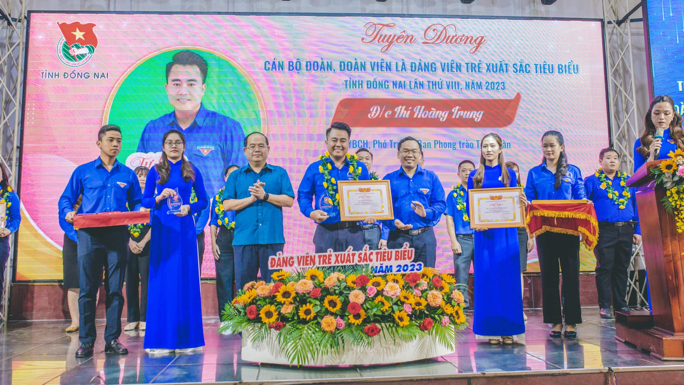 90 gương cán bộ, đoàn viên là đảng viên trẻ xuất sắc tiêu biểu được tuyên dương trong dịp này. 90 gương cán bộ, đoàn viên là đảng viên trẻ xuất sắc tiêu biểu được tuyên dương trong dịp này.