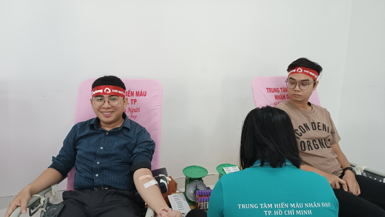 Vừa trong vai trò Ban Tổ chức, vừa tham gia hiến máu, anh Nguyễn Thanh Đài (bên trái) - Quản lý Vận hành KĐT Vạn Phúc cho biết: “BQL KĐT Vạn Phúc thường xuyên tổ chức các chương trình thiện nguyện để cư dân có điều kiện tham gia. Ban Tổ chức cũng không nghĩ số lượng người đăng ký hiến máu tại ngày hội lại đông như vậy. Mong rằng qua chương trình này, hoạt động hiến máu nhân đạo sẽ được lan tỏa mạnh mẽ hơn trong cộng đồng cư dân tại Khu đô thị Vạn Phúc”.