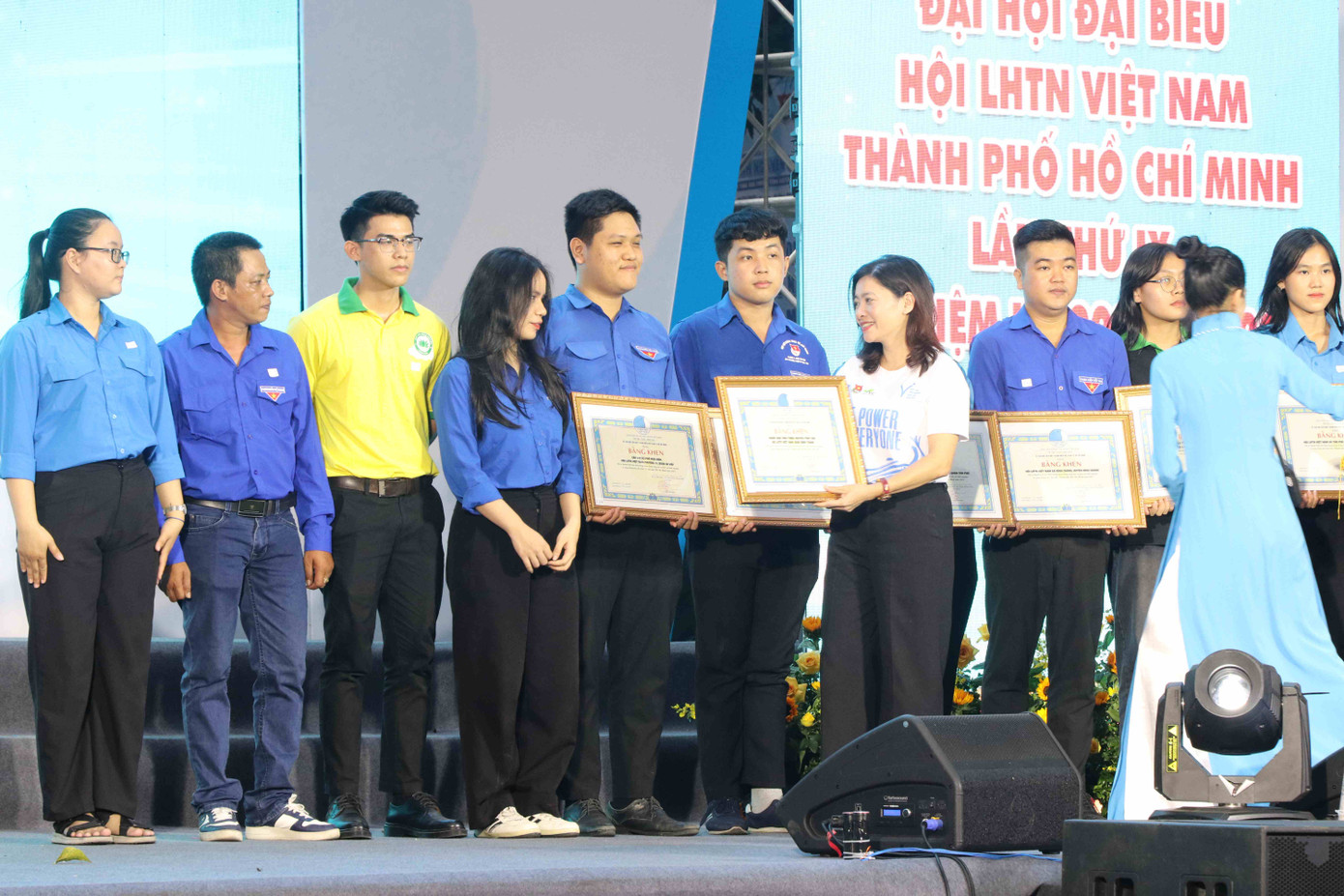 Ban Thư ký Hội LHTN Việt Nam Thành phố khen thưởng 43 tập thể CLB, đội, nhóm tình nguyện. (Ảnh: Lan Huỳnh) Ban Thư ký Hội LHTN Việt Nam Thành phố khen thưởng 43 tập thể CLB, đội, nhóm tình nguyện. (Ảnh: Lan Huỳnh)