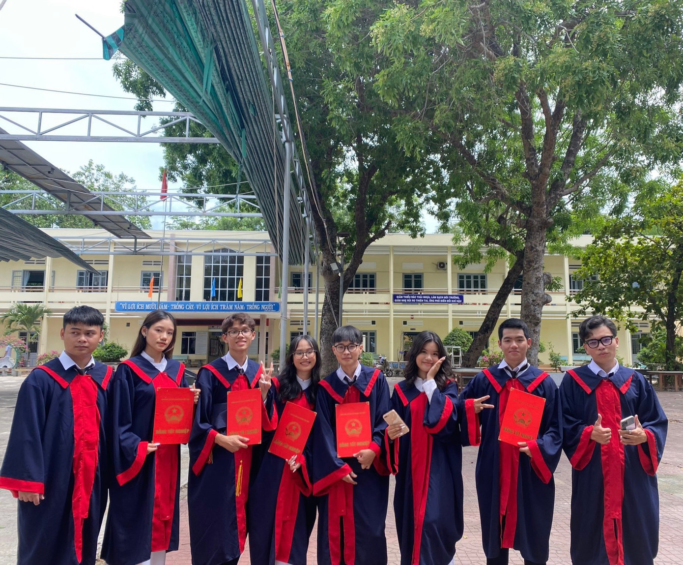 Văn Trọng trong buổi chụp kỉ yếu (thứ năm, từ trái qua). (Ảnh: NVCC) Văn Trọng trong buổi chụp kỉ yếu (thứ năm, từ trái qua). (Ảnh: NVCC)